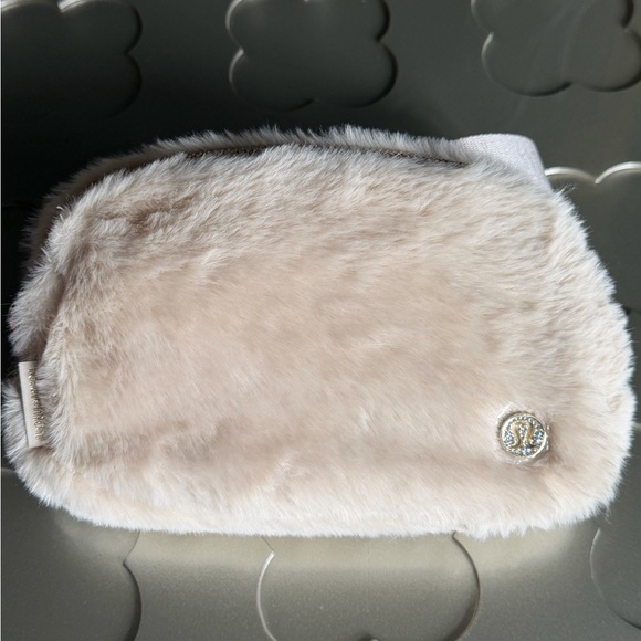 🆕 LULULEMON Everywhere Belt Bag Plush Fleece *Rhinestone Logo! NEW Ivory/Gold - Picture 8 of 17